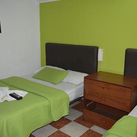 Hotel Las Palmas Fontibon โบโกตา ภายนอก รูปภาพ